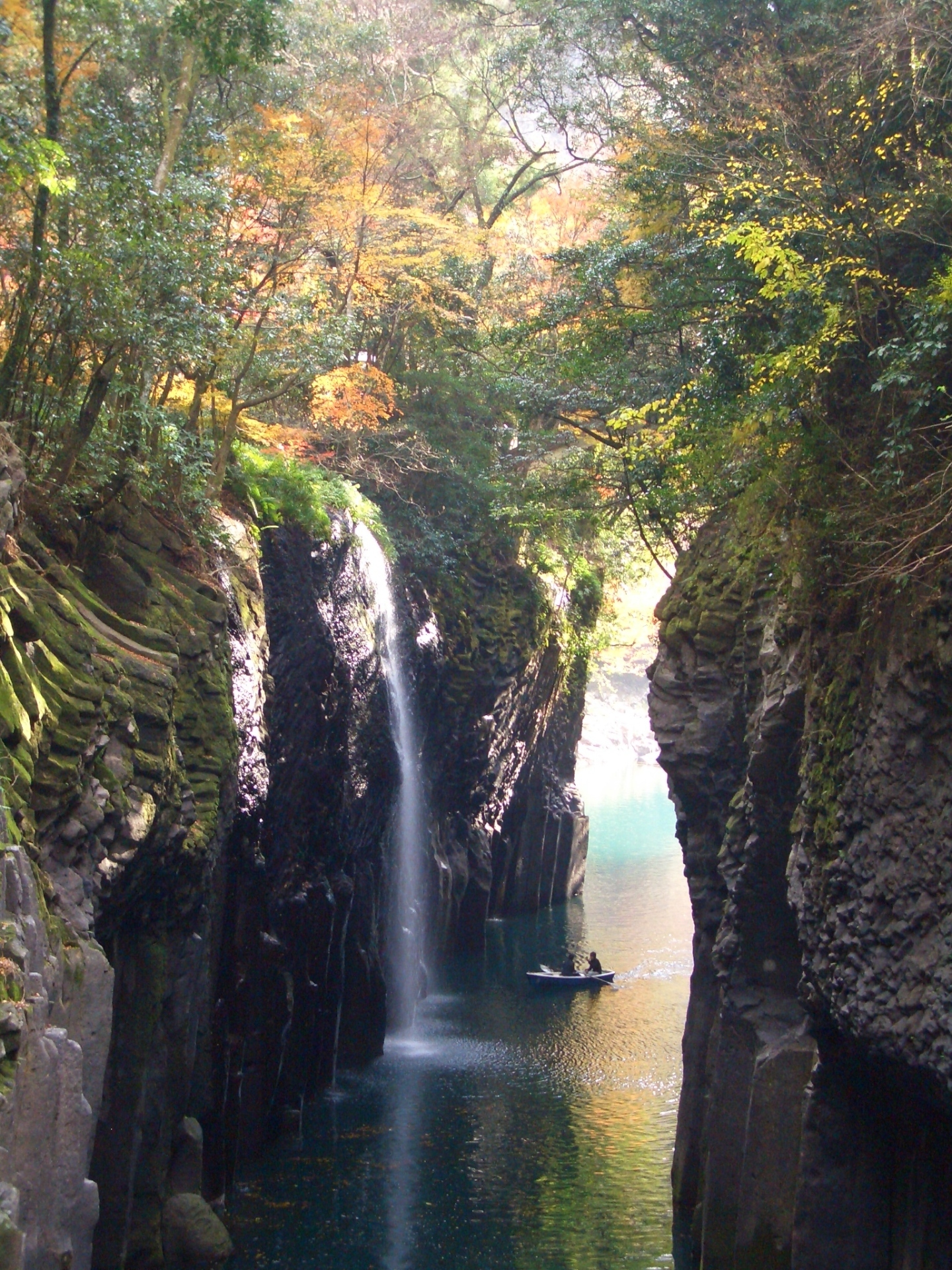 高千穂峡内の断崖絶壁と清流の風景